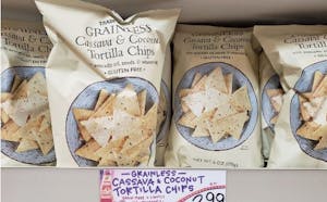 トレーダー・ジョーズアレルギー対策のため穀類不使用で、キャッサバとココナッツを原材料とするトルティーヤチップス