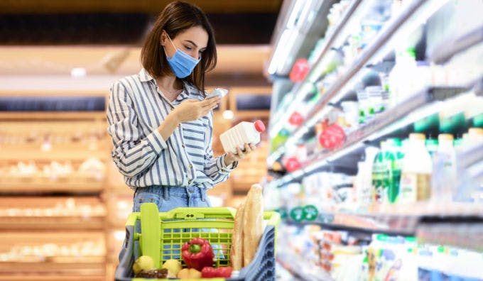 スーパーで買い物をする女性