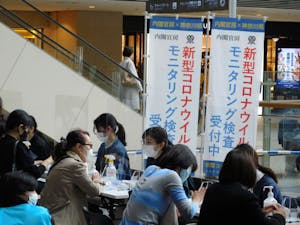 コロナ禍の需要減が続く中、無症状者を対象に新型コロナウイルスのＰＣＲ検査キットが配布された横浜市内の繁華街