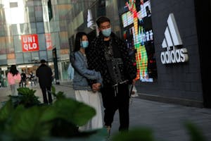 北京の街を歩く人