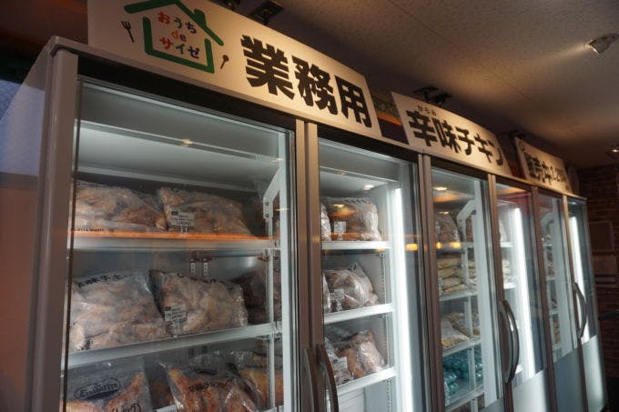 冷凍ケースでは、サイゼリヤの人気メニューを業務用食材として販売する