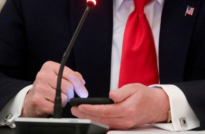 ホワイトハウスでスマートフォンを使うトランプ大統領（当時）の手元