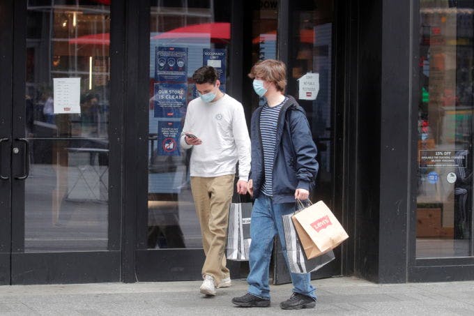 米ニューヨークで買い物をする人