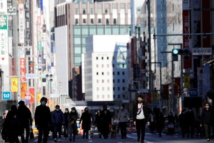 東京都銀座を歩く人