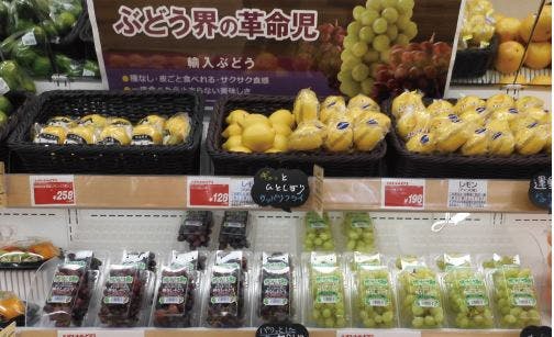 パワースーパーピアゴ富士宮店では、ボードで輸入ブドウを訴求