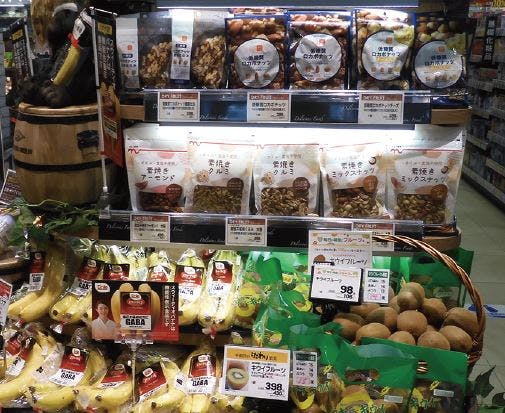 フレンドマート草津大路店ではバナナ、キウイなどのフルーツ売場に、ナッツ類を陳列