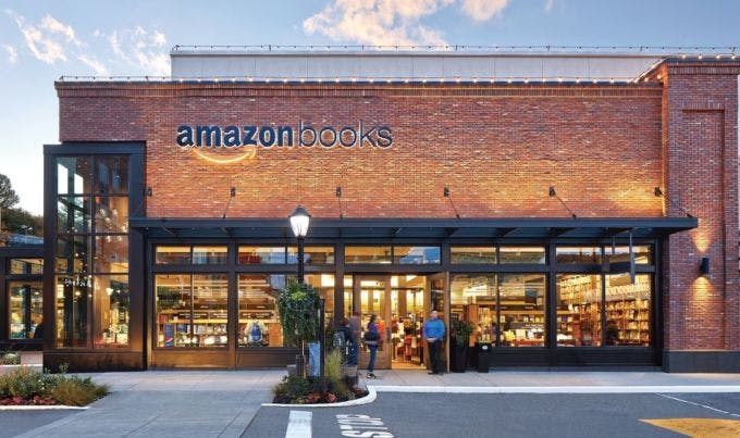 アマゾン初のリアル店舗としてオープンした書籍専門店「アマゾン・ブックス」