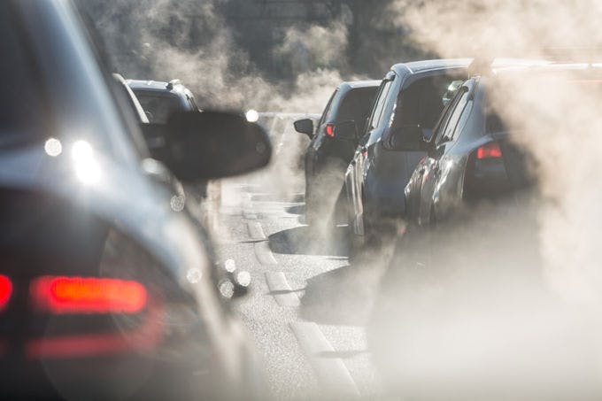 自動車業界では、産業に対して政府主導で規制を行い目標を課し、産業はそれを技術革新で達成するという循環が持続的な産業発展を可能にしてきたElcovaLana/istock