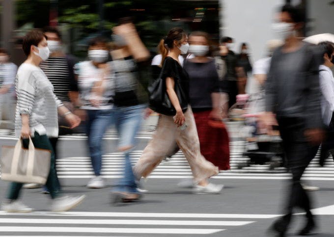 都内を歩く人々