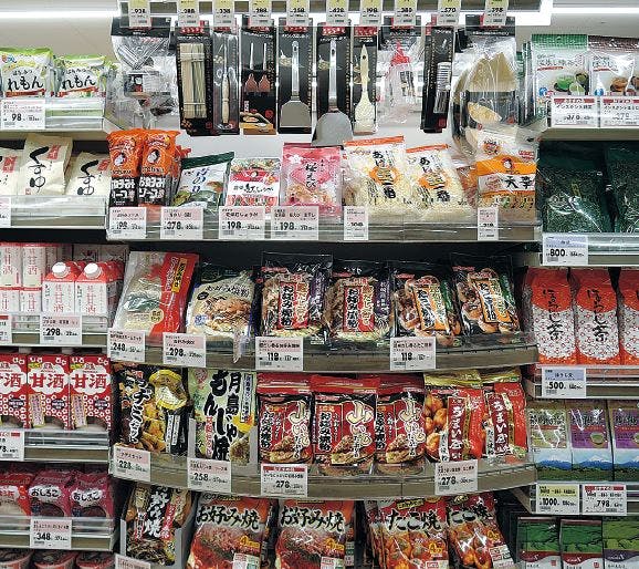 原信寺沢店のお好み焼きに必要な素材や用品を集約した売場