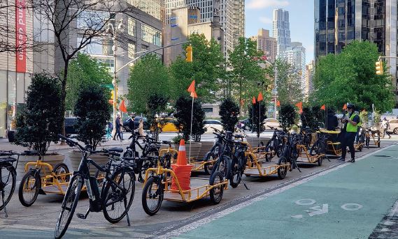 ホールフーズマーケットの配送自転車。店舗から数分の路上に駐輪場を仮設