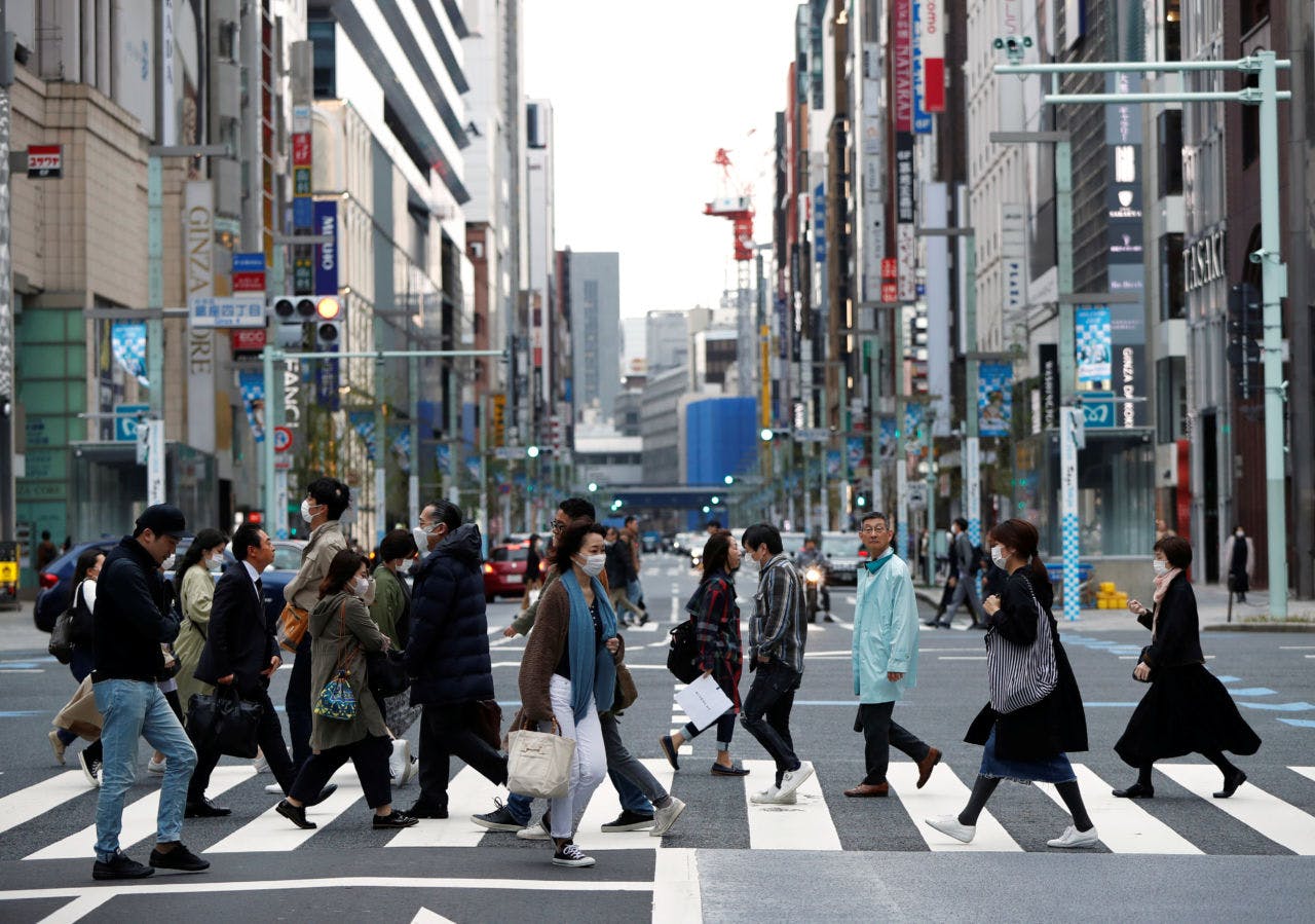東京・銀座の横断歩道を渡る人々