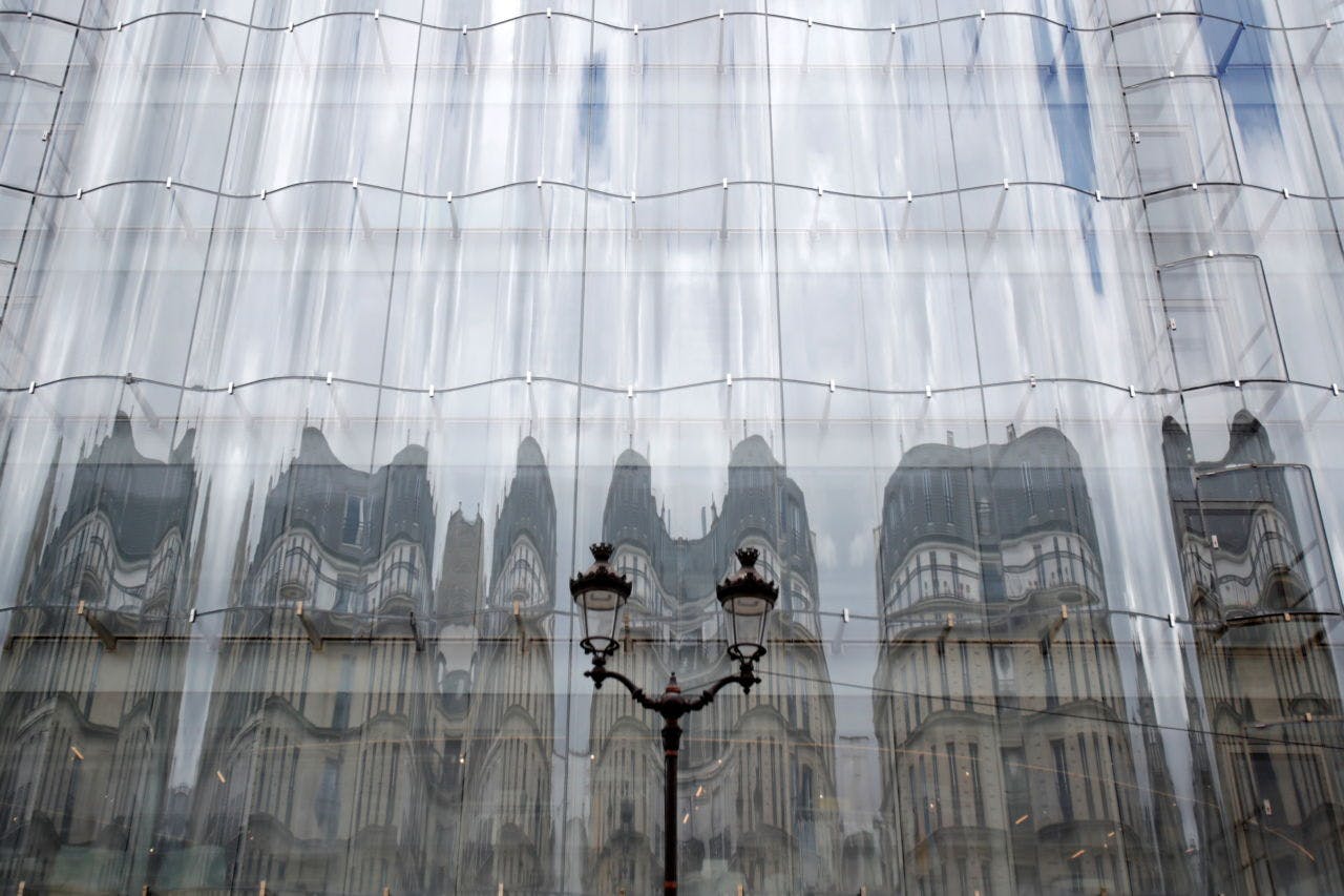 ガラスに映ったパリの街