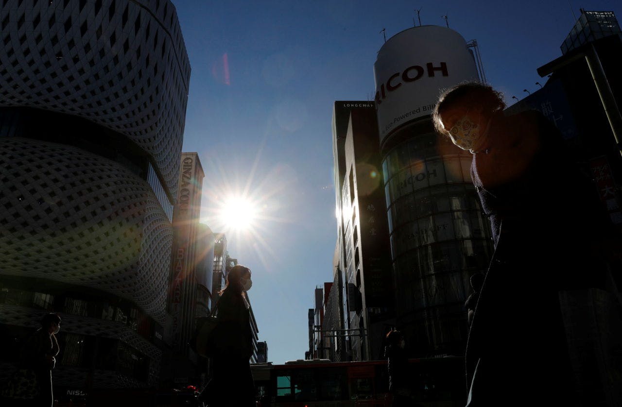 都内を歩く人々