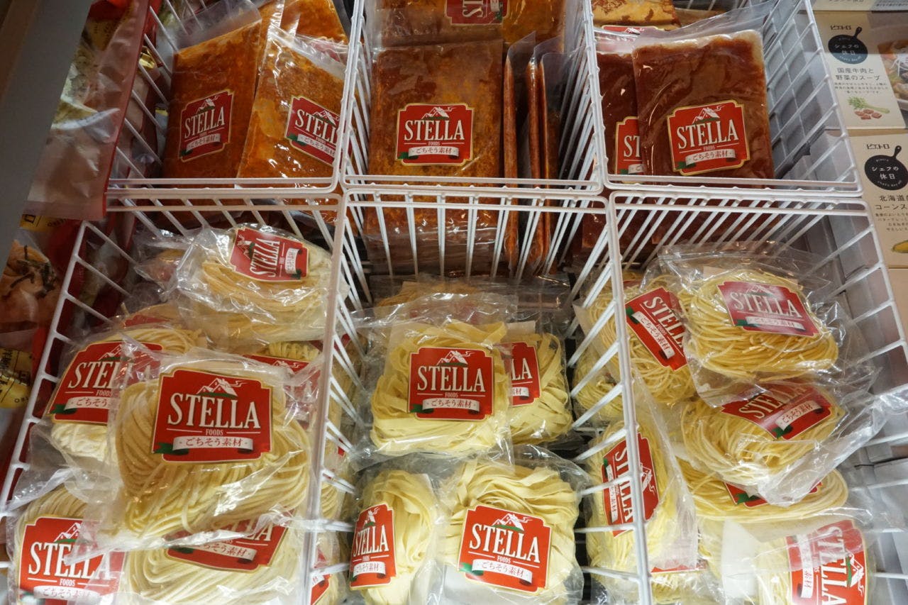 地元の人気レストランのパスタやパスタソースを冷凍商品化して販売する