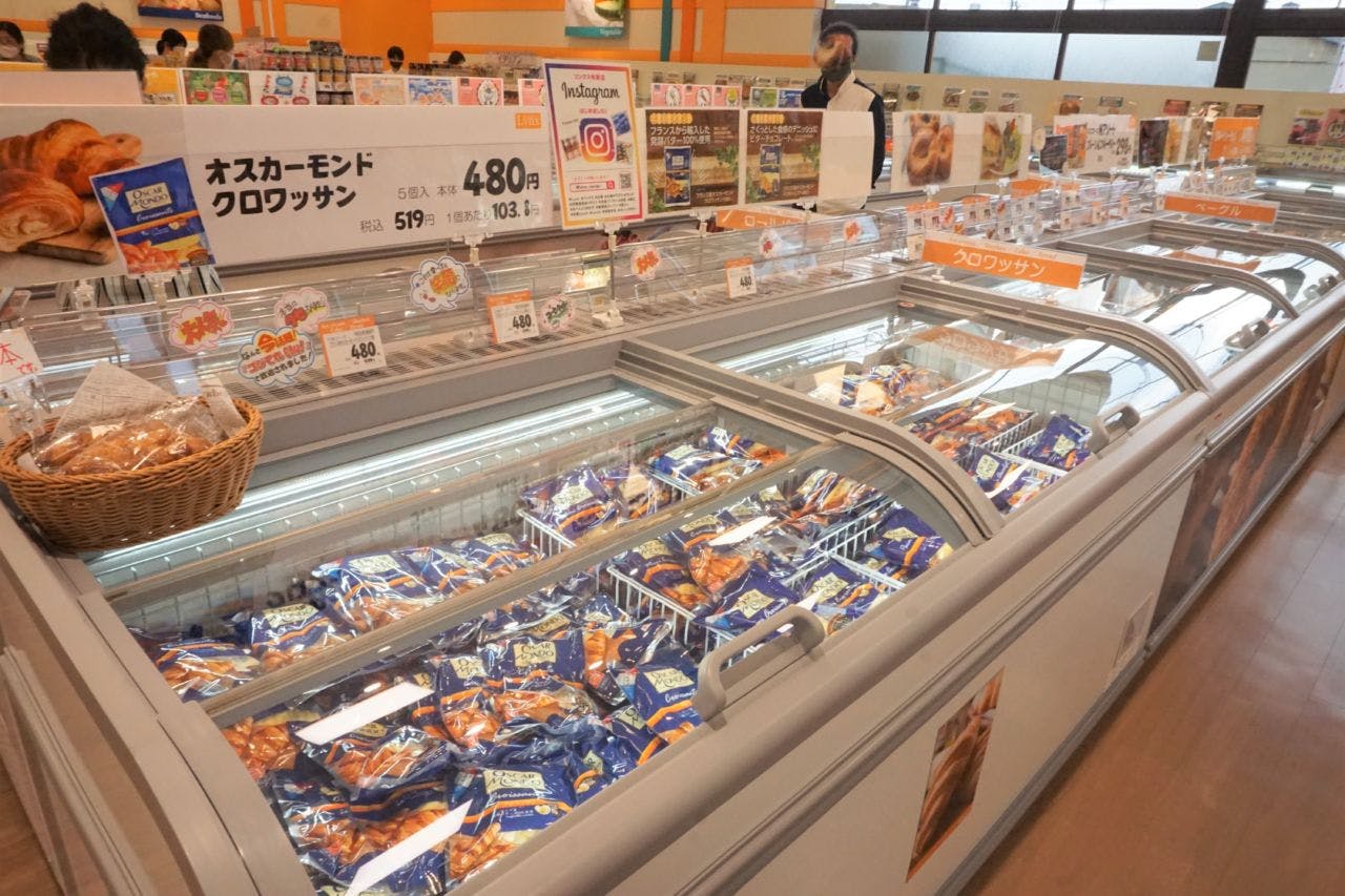 冷凍ケースを６台ほど使用して、冷凍パンだけで70品目を販売する
