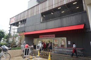 東京都立川市にオープンした「オーケー立川若葉町店」。ショッピングセンター「若葉ケヤキモール」の１階に入る