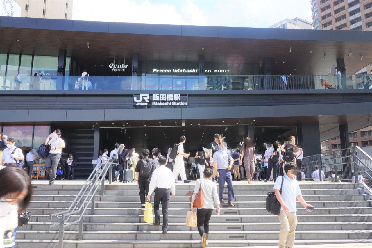 JR中央・総武線「飯田橋」駅の新西口正面から見える、視認性の高い場所にオープンしている