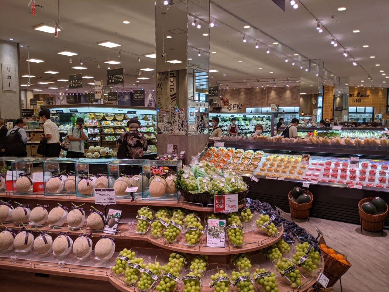 商業施設２Fと繋がる出入口側の売場トップは青果で、総菜へと流れる