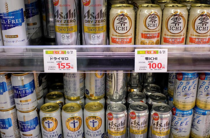 都内のスーパーマーケットの店頭に並ぶノンアルコールビール