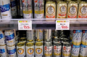 都内のスーパーマーケットの店頭に並ぶノンアルコールビール
