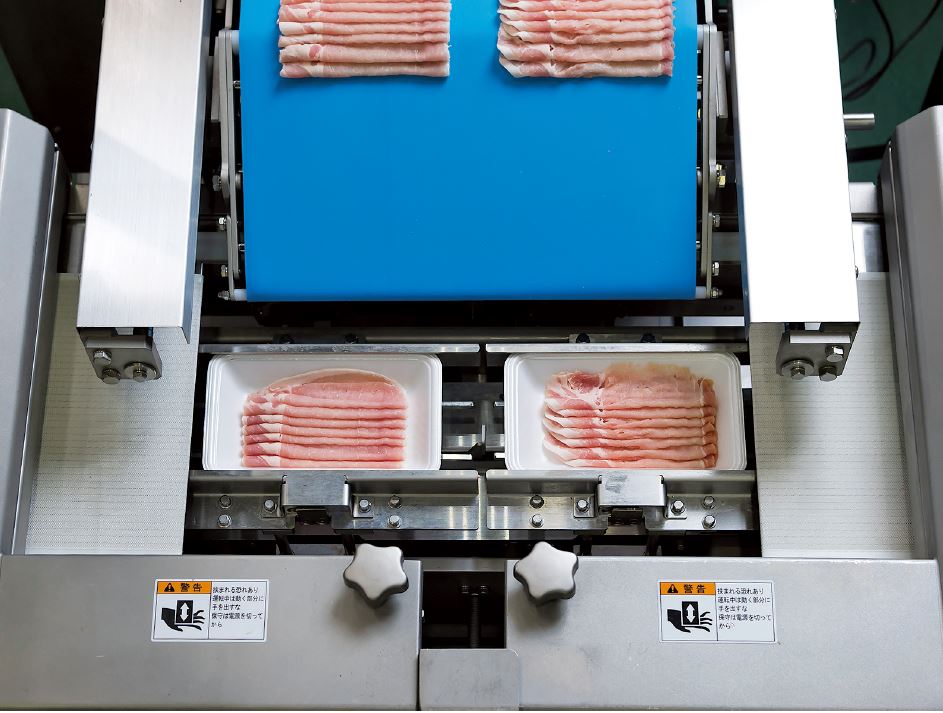 日本キャリア工業のAZ-341専用のトレー自動盛り付け機「AZ-341+P」