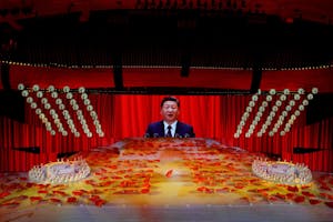 北京で行われた中国共産党創立１００周年の記念式典で、スクリーンに映し出された習氏の姿
