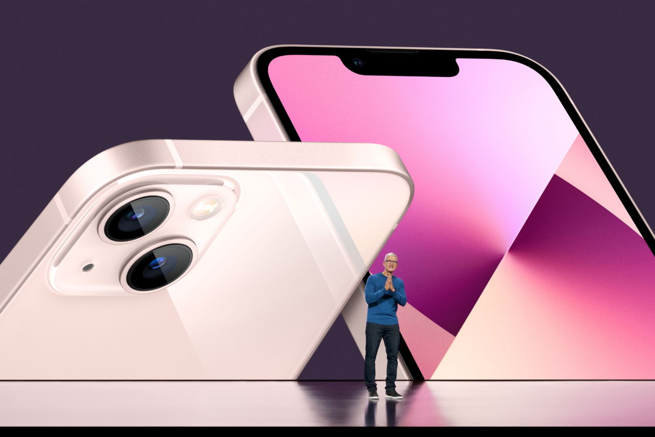 新型ｉＰｈｏｎｅを発表するクック最高経営責任者（ＣＥＯ）