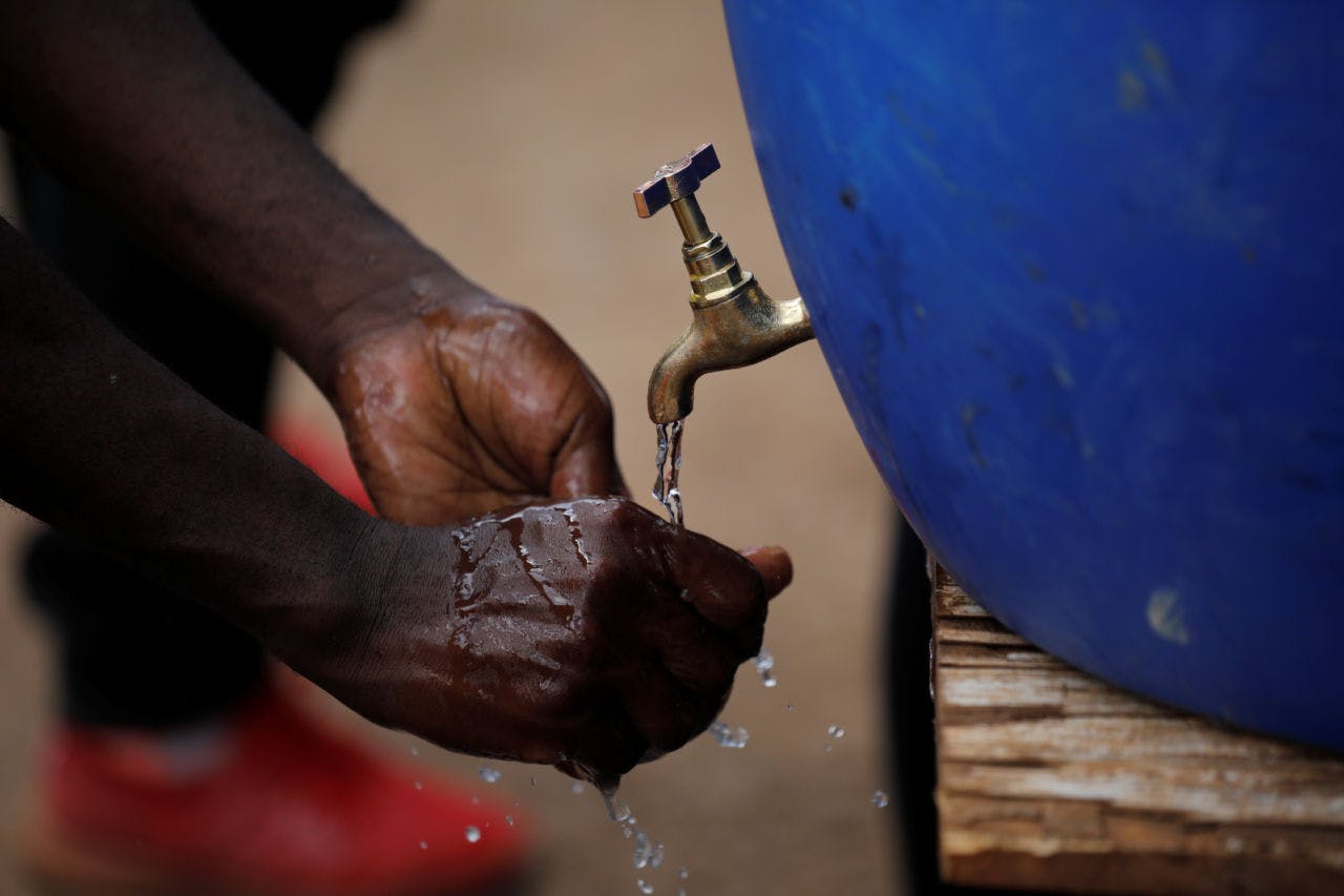 ナイロビ最大のスラムであるキベラで、非営利団体「シャイニング・ホープ・フォー・コミュニティーズ（ＳＨＯＦＣＯ）」が設置した給水所