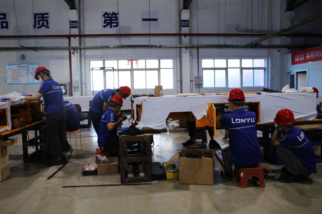 中国・天津の無人搬送車工場で働く従業員