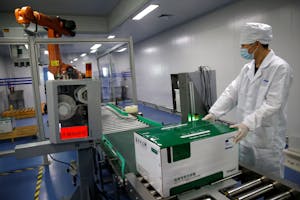 天津市のリンプー・バイオテック（天津瑞普生物技術）で、ニワトリ用のワクチンをチェックする職員