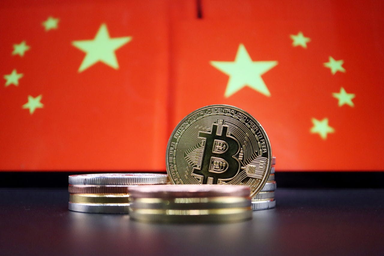 中国の国旗と仮想通貨のイメージ
