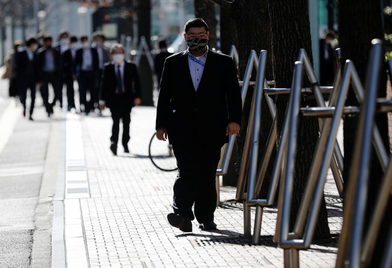 都内を歩く人々