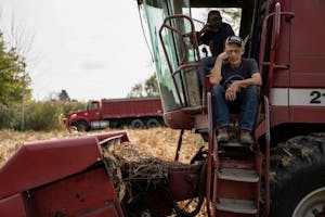 収穫用コンバインの修理を待つオハイオ州ラベンナのデール・ネシングさん