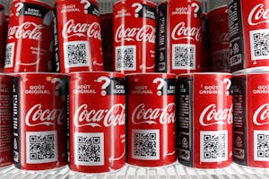 棚に並ぶコカ・コーラ商品