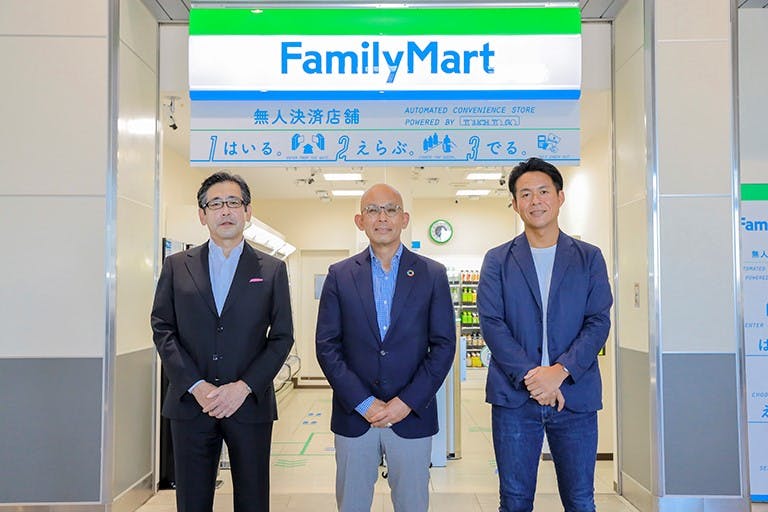 左から東武商事の都筑豊社長、ファミリーマートの細見研介社長、TOUCH TO GOの阿久津智紀社長