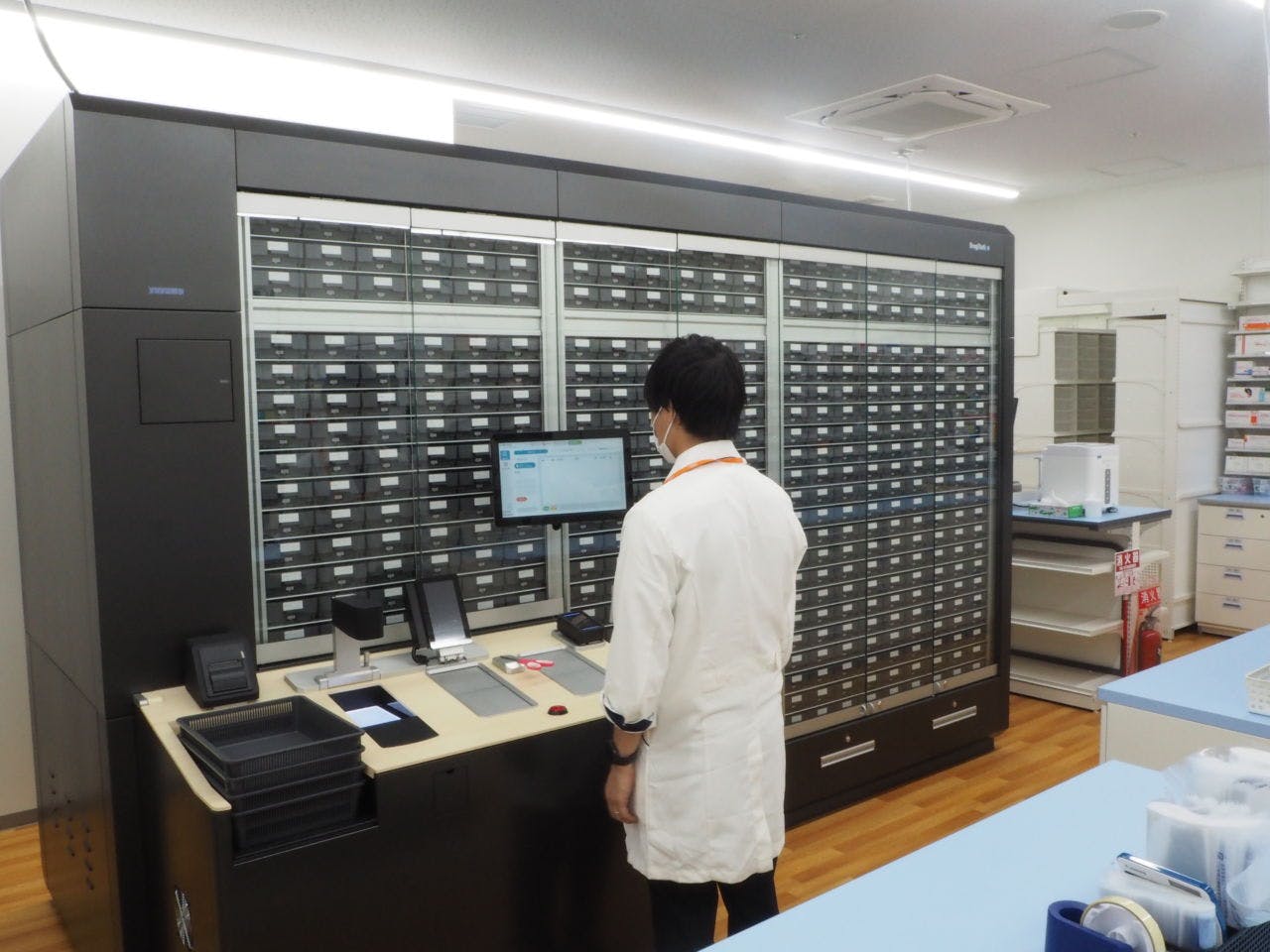 調剤室は最新鋭の機器を揃え調剤業務の効率化を図っている