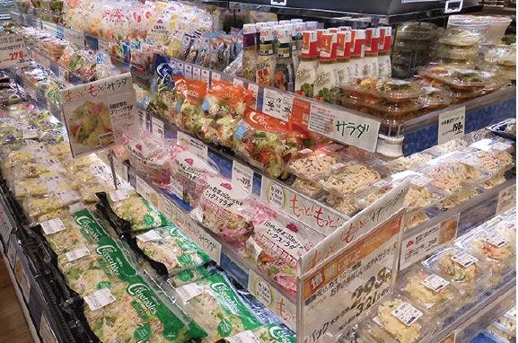 多品目をセットにして「1日分の野菜」などと訴求。機能性と簡便性をアピールする／イオンスタイル千葉みなと