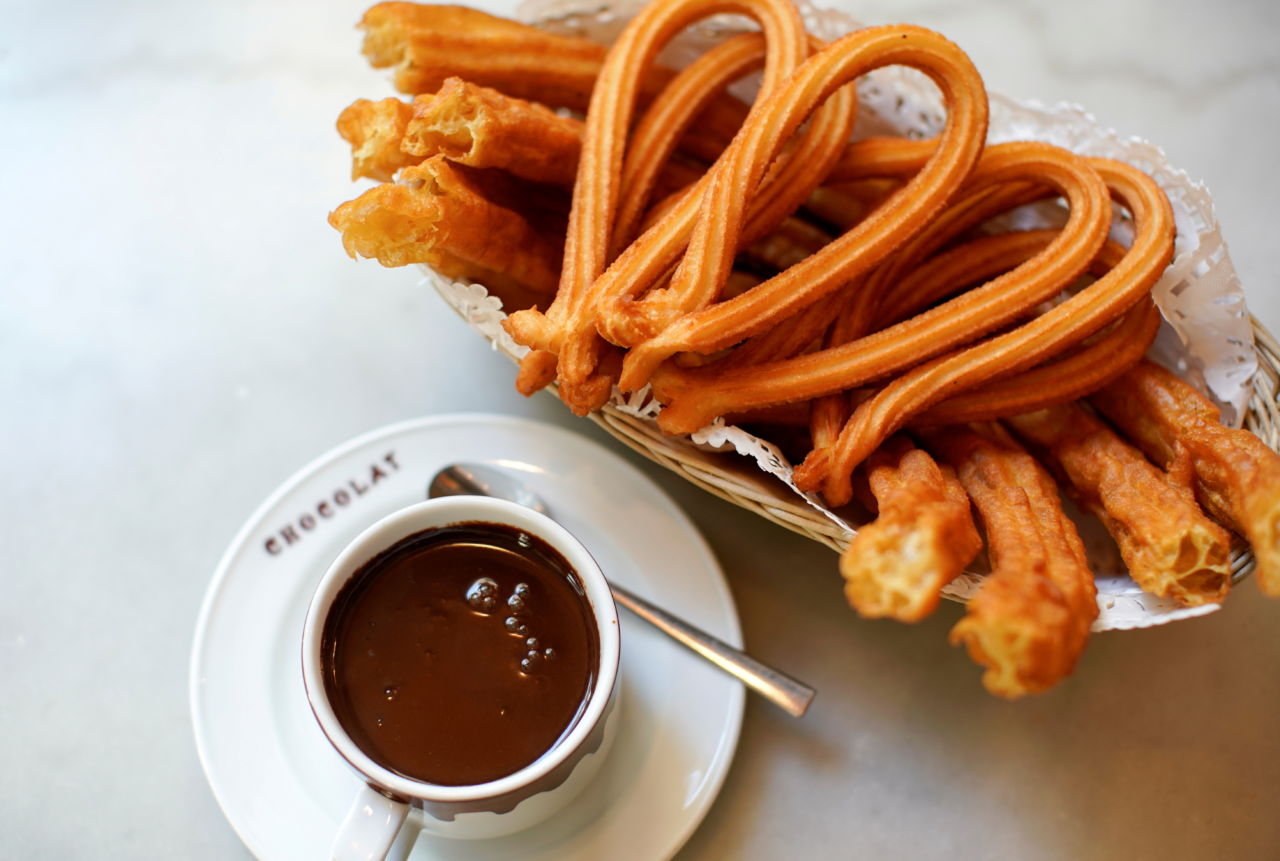 マドリードのカフェのホットチョコレートとチュロス