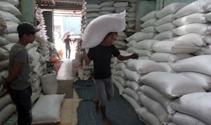 米袋を運ぶ人（ベトナム ハノイ）