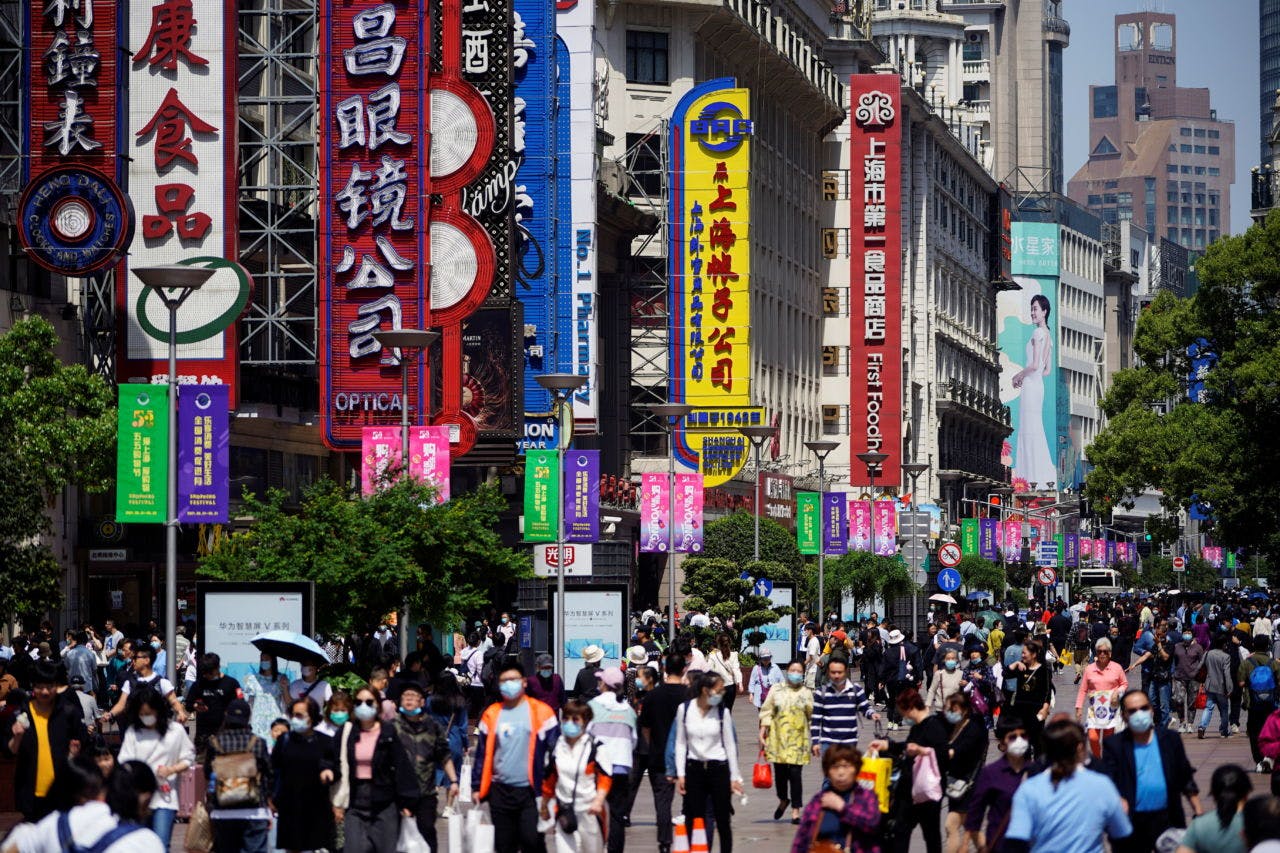 上海の街を歩く人々