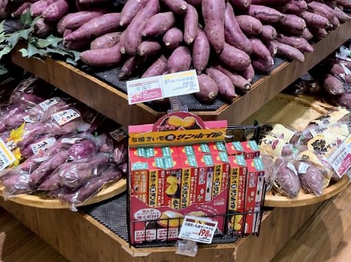 イオンリテール、旬のさつまいもの売場では焼き芋に使用するアルミホイルを関連で陳列
