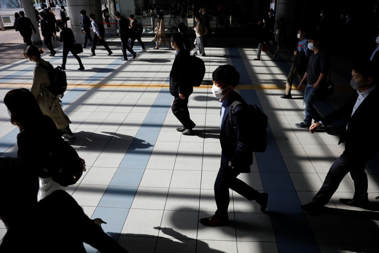 都内を歩く人々