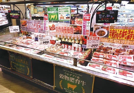 たまやの精肉売場の定番売場前で平台展開する催事コーナー