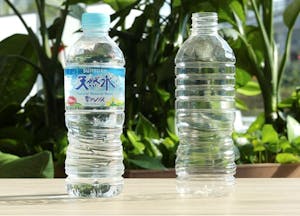 左が植物由来原料を30％使用した「サントリー天然水」、右が今回完成した植物由来原料100％使用のペットボトル