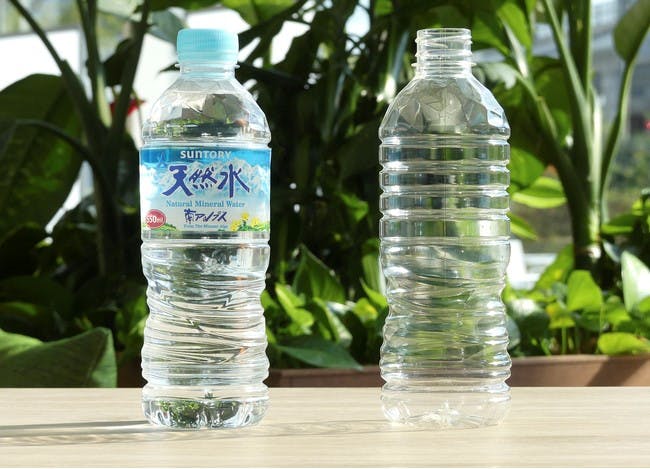 左が植物由来原料を30％使用した「サントリー天然水」、右が今回完成した植物由来原料100％使用のペットボトル