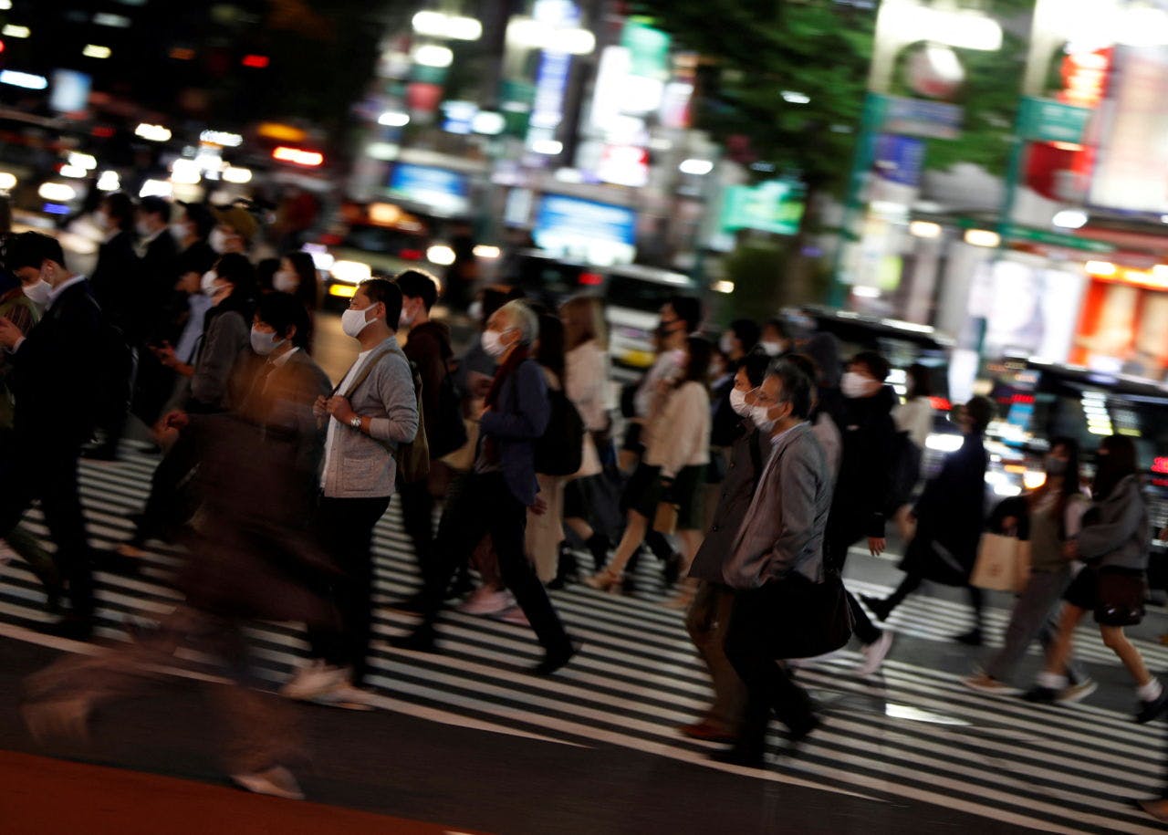 都内を歩く人々
