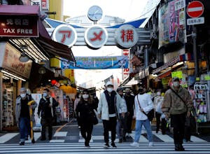東京アメ横を歩く人々
