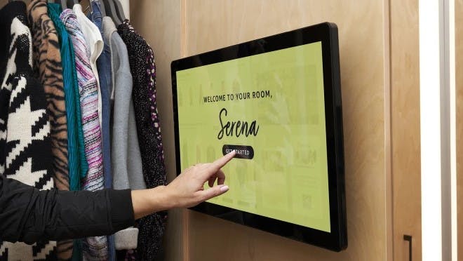 アマゾンのアパレル専門店内の試着室では、タッチスクリーンでサイズや色、柄の違う商品をリクエストすると運ばれてくる