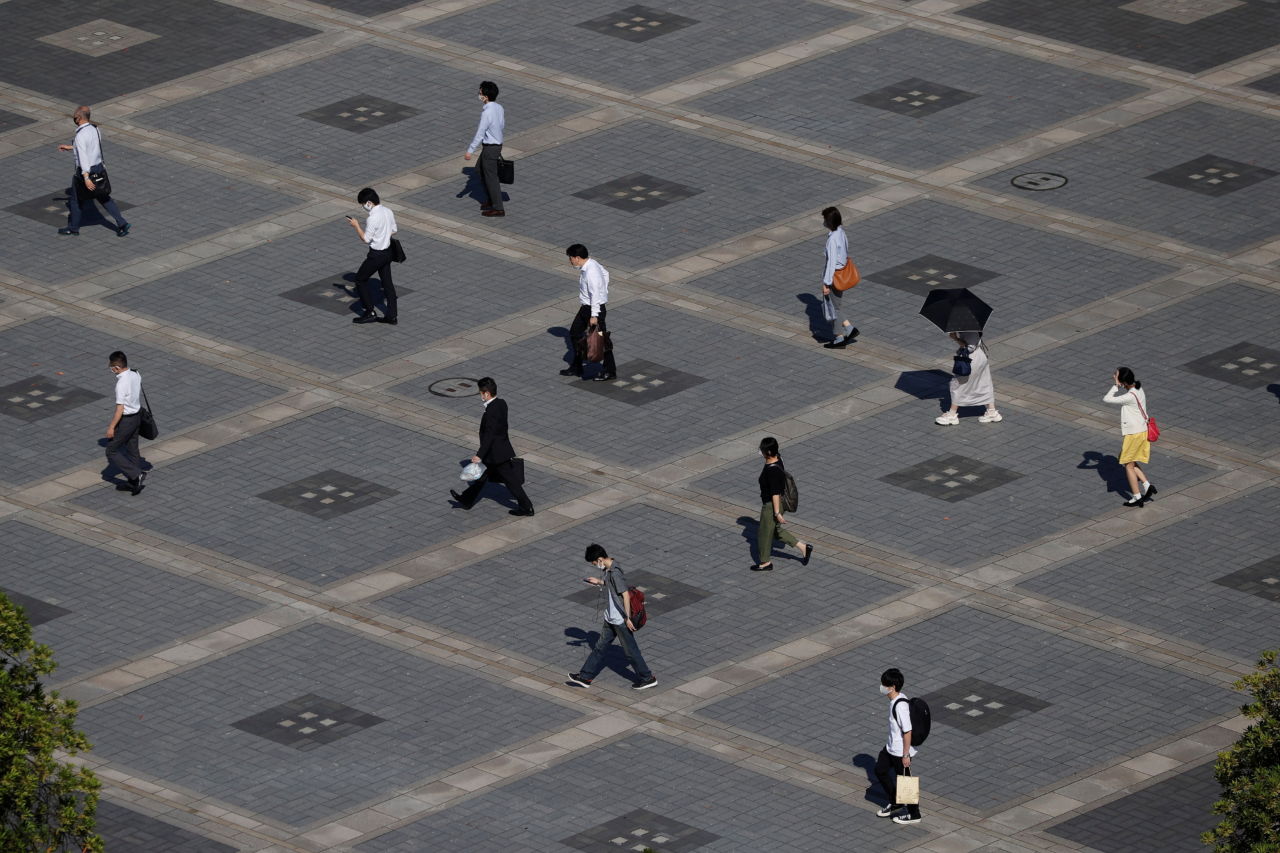 都内を歩く人々